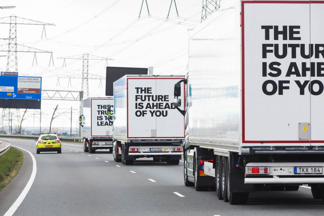 Drie vrachtwagens op de Nederlandse snelweg, met de tekst "the future is ahead of you".